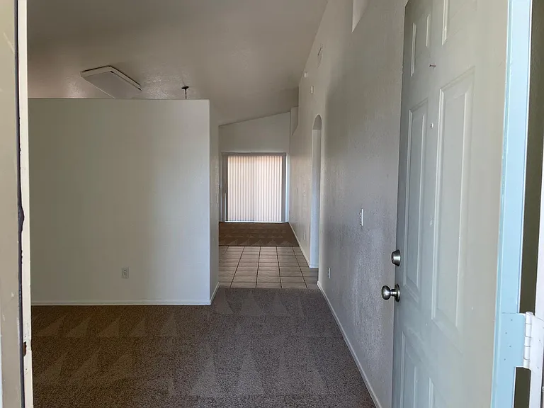 6831 S 33rd Dr — Photo 3