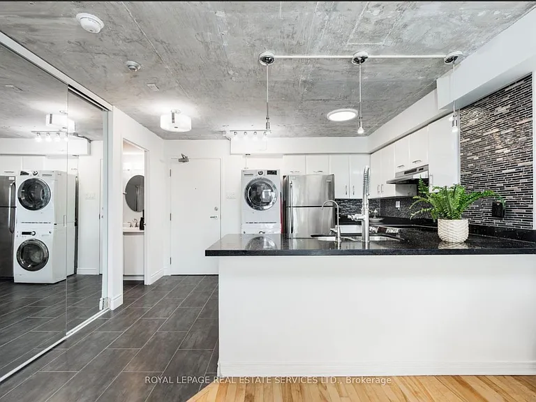801 King St W #826 — Photo 5