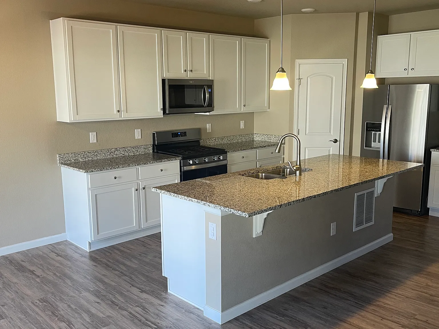3 bed, 1637 sqft, $3,000 — Photo 3