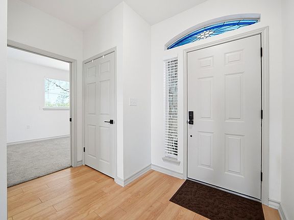 4th image of 1044 Edinburgh Dr
