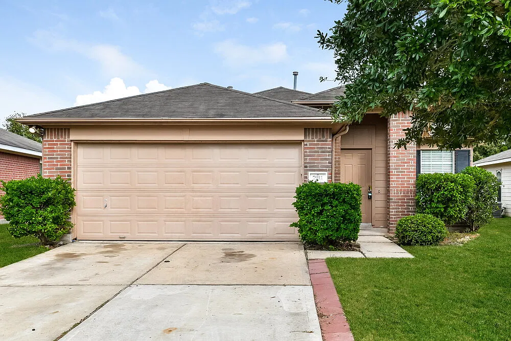 3 bed, 2.0 bath, 1325 sqft, $2,085 — Photo 1