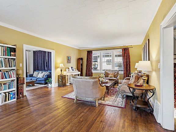 5th image of 210 E Larch Ave