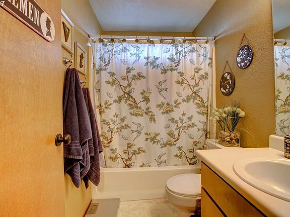 2nd image of 1293 Glengrove Ave