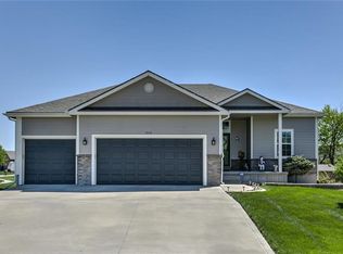 2516 E Stone Creek Ave, Tonganoxie, KS 66086