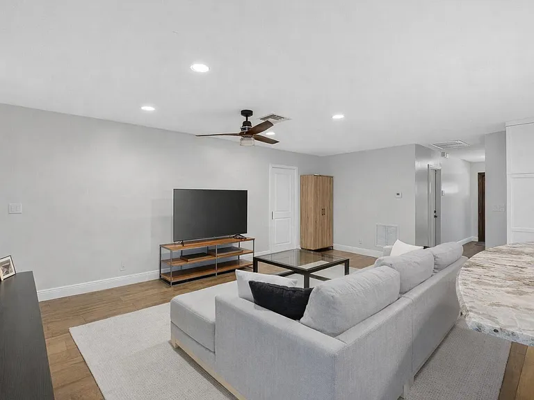 650 SW 16th St — Photo 12