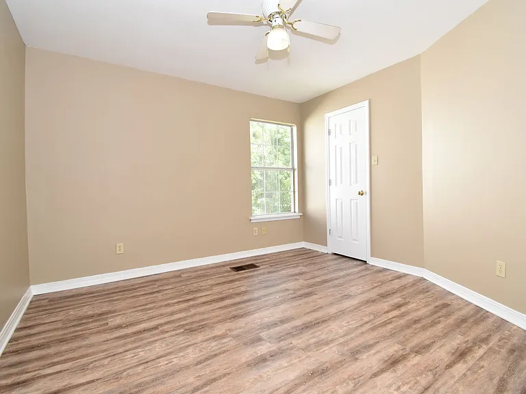 460 E Maryland Ave — Photo 16
