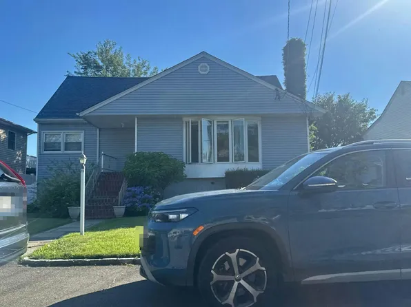 16 4th St, Bayville, NY 11709