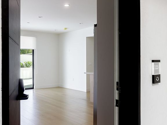 4th image of 7510 Sepulveda Blvd #206