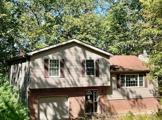 2210 Exeter Ct, Bushkill, PA 18324