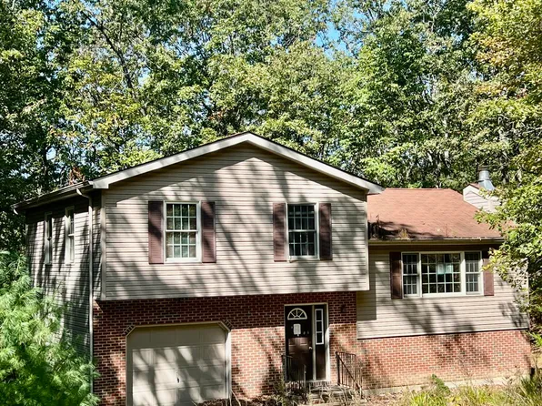 2210 Exeter Ct, Bushkill, PA 18324