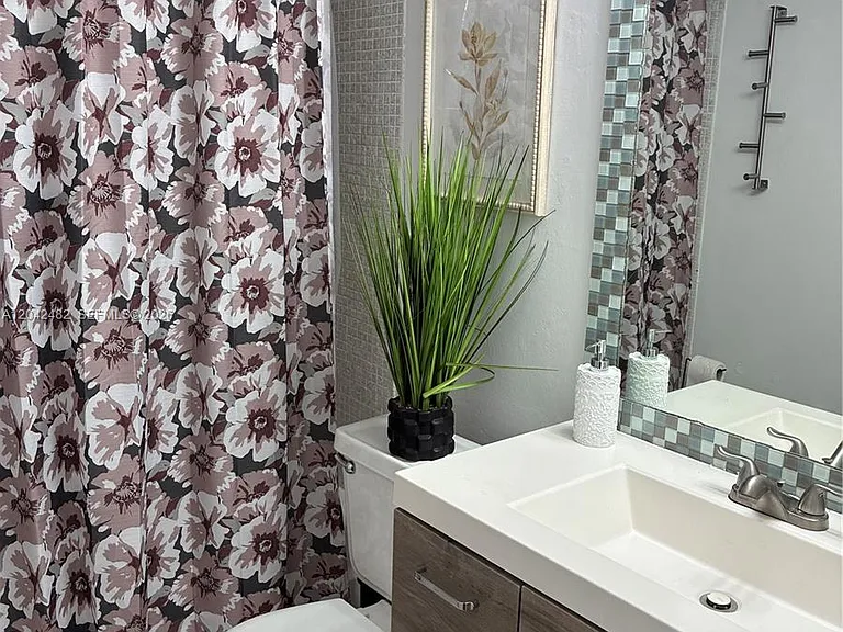 2000 NE 135th St #710 — Photo 15