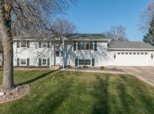 2830 Hillcrest Ct, Green Bay, WI 54313