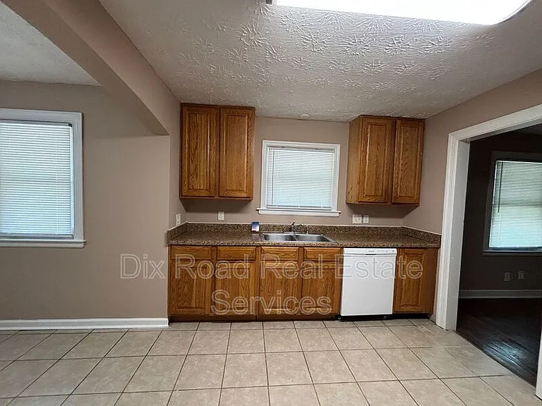 2827 Oxford Ave — Photo 9
