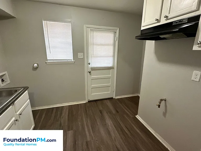 1056 Hudson St — Photo 2