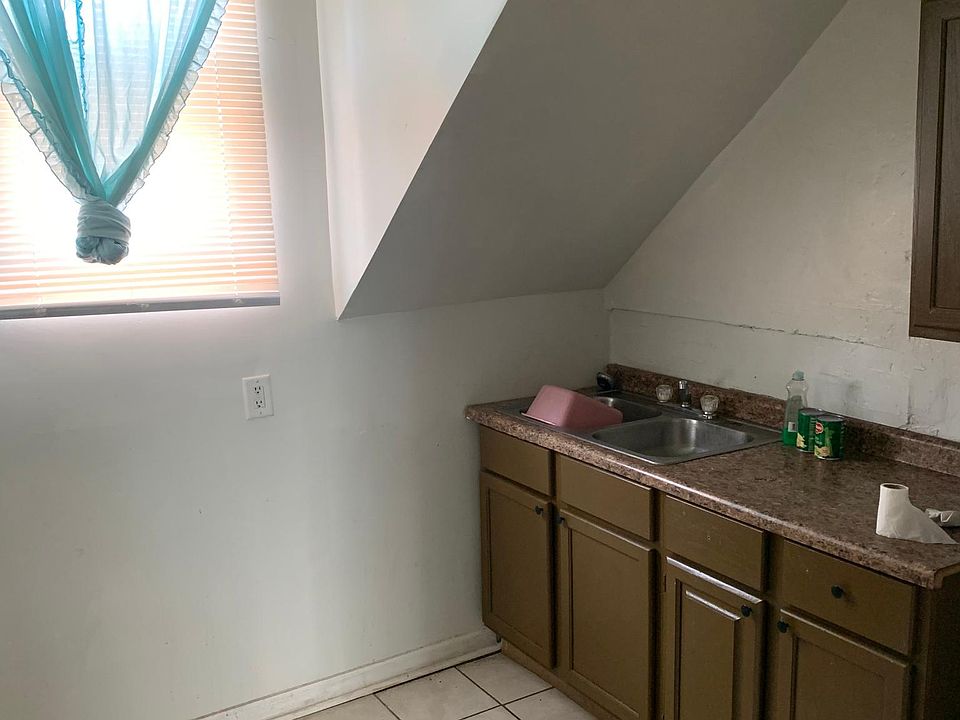 2nd image of 3912 Alder St