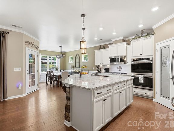 4th image of 2404 Napa Valley Dr
