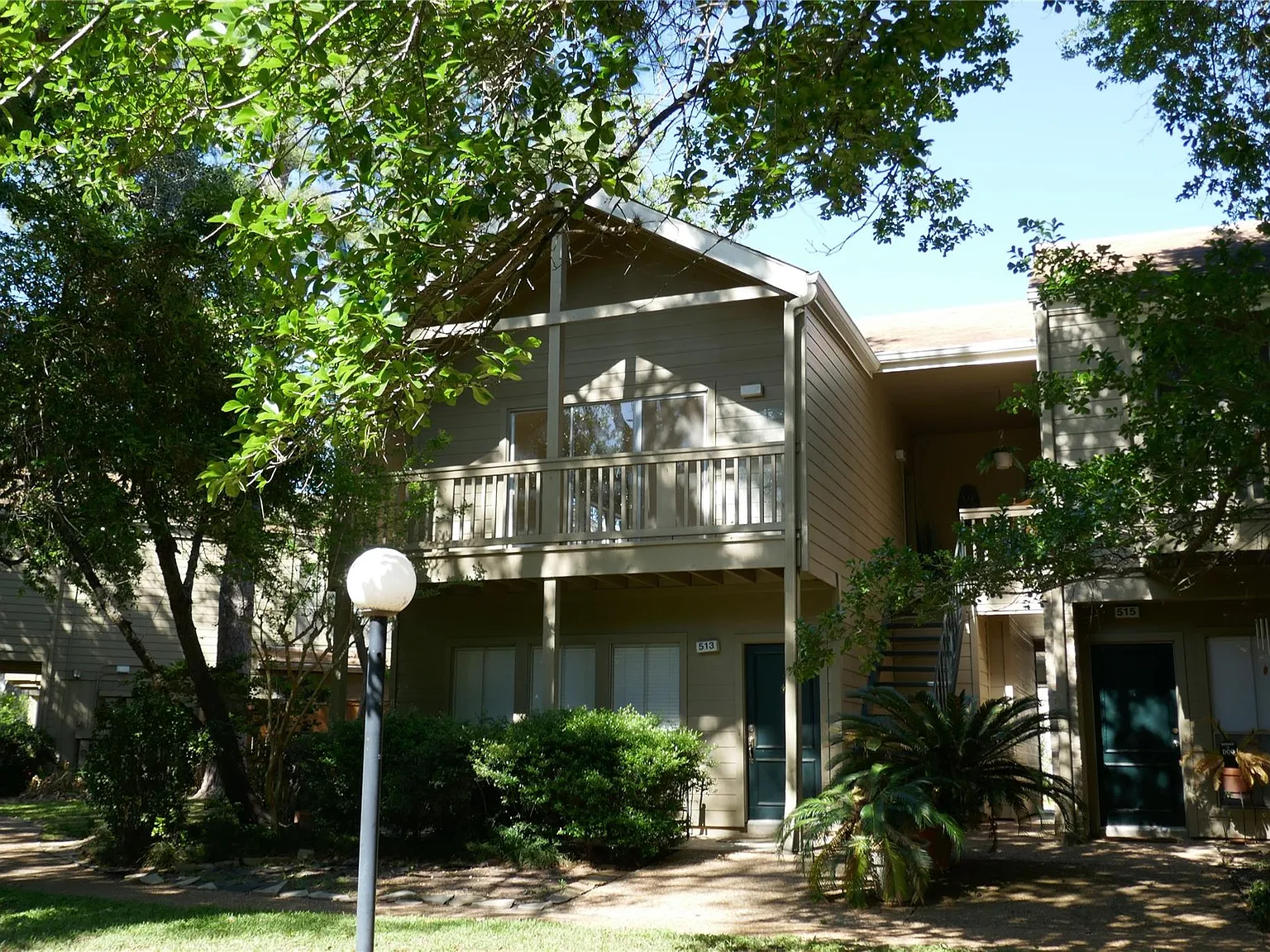 1 bed, 1.0 bath, 998 sqft, $1,550 — Photo 2