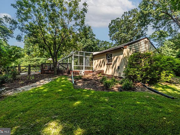 3rd image of 118 Oak Ln
