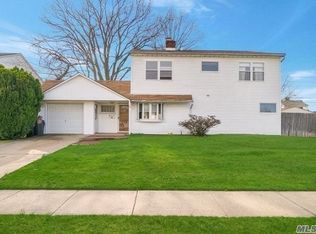 26 Blackbird Ln, Levittown, NY 11756