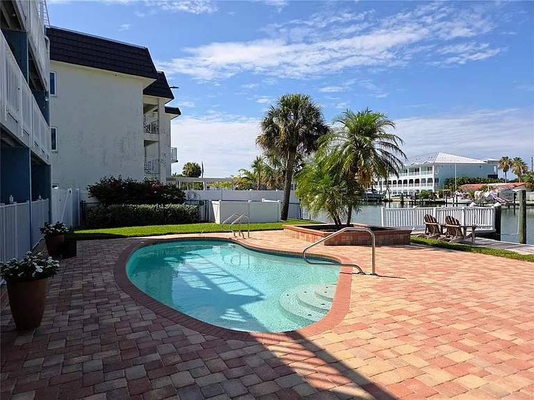 11820 Capri Cir S — Photo 48