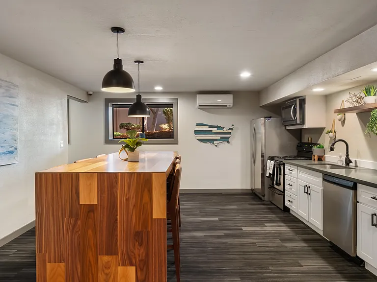 Cedarwood — Photo 17