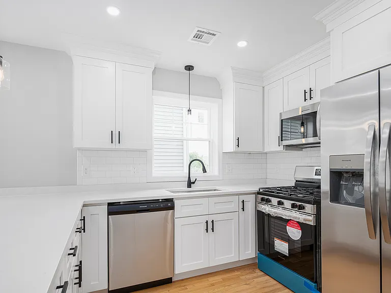 28 Grosvenor Ave #2 — Photo 4