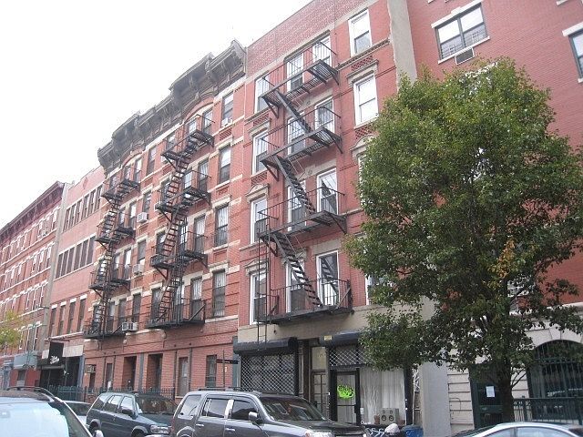 1st image of 139 Norfolk St Frnt 1