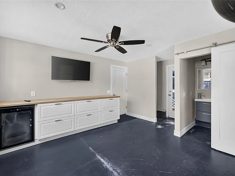800 W Smith St — Photo 32