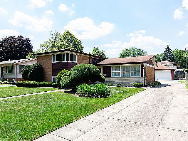 1st image of 804 Dennis Dr