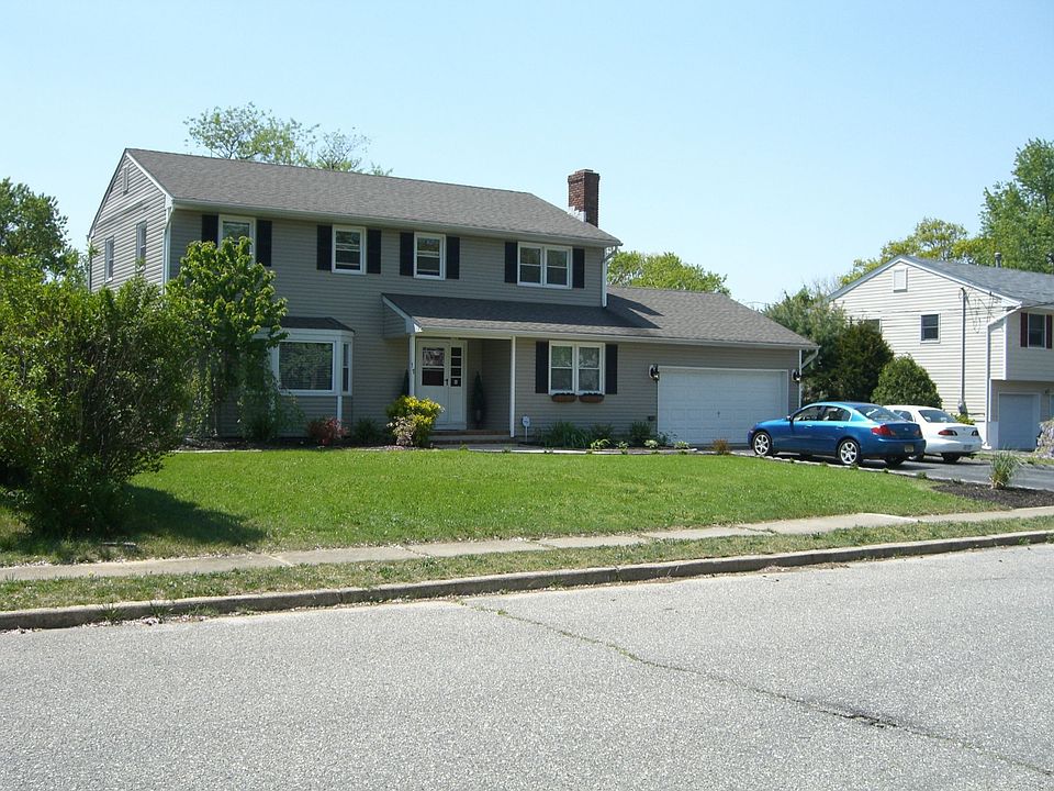 1st image of 17 Lynn Dr