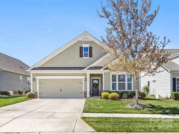 121 Hanks Bluff Dr, Mooresville, NC 28117