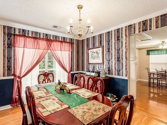 3rd image of 186 River Trace Ct
