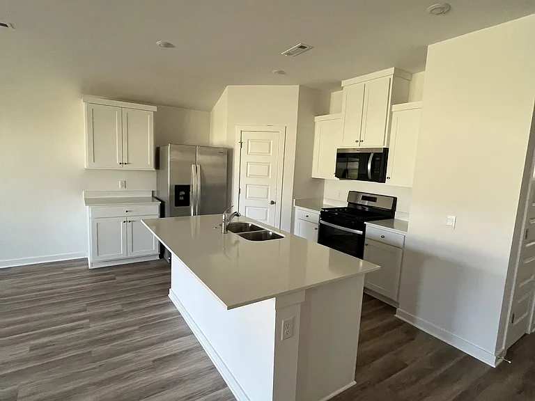 525 Arizona St — Photo 4
