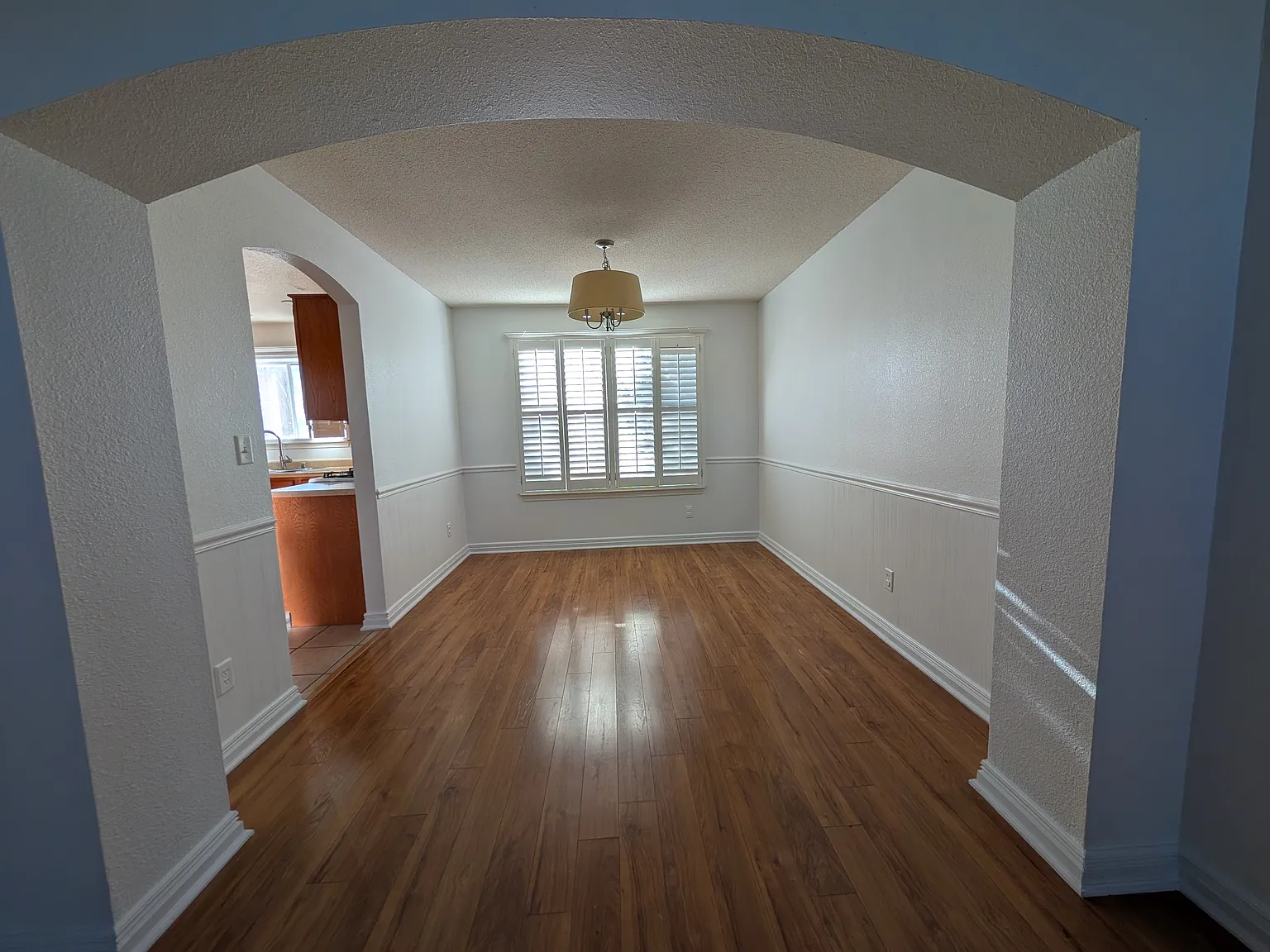 4 bed, 2.5 bath, 2008 sqft, $2,600 — Photo 2