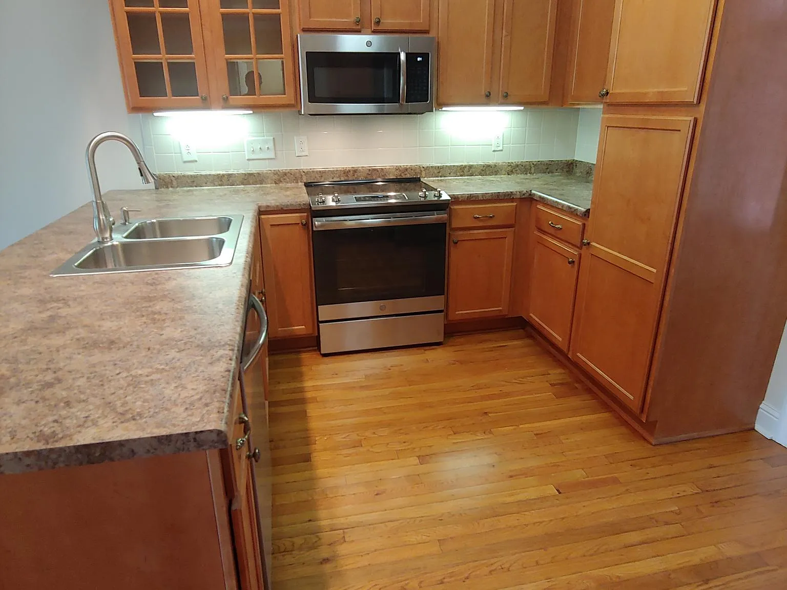 3 bed, 2.5 bath, 2221 sqft, $2,200 — Photo 3