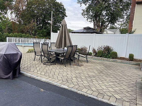 3rd image of 49 Curtis Ln
