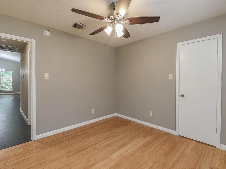 8806 Lakeside Forest Dr — Photo 16