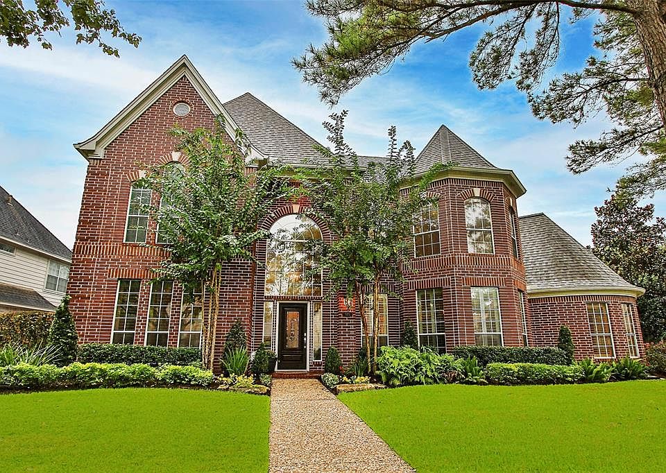 WELCOME TO 5211 SUMMER SNOW DR in the private TWIN LAKES subdivision near the Energy Corridor. Easy access to CityCenter, Town & Country, Memorial City, freeways, airports and major medical facilities.