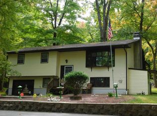 1194 Delaware Dr, Matamoras, PA 18336