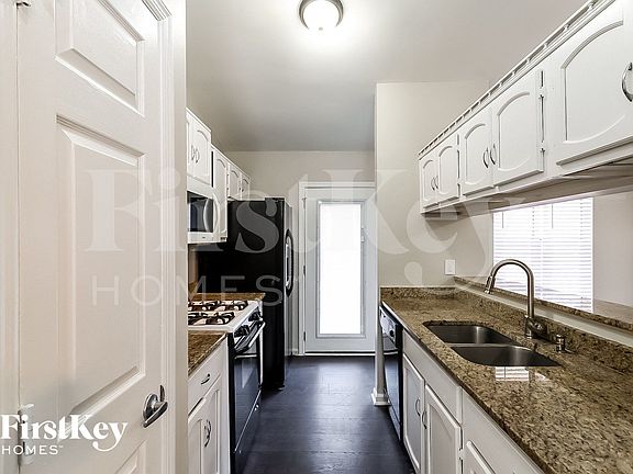 4th image of 1061 Park Creek Cir