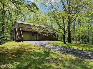 800 Jefferson Ct, Hawley, PA 18428