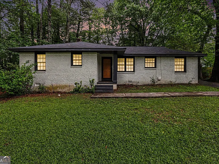 3743 Poplar Dr — Photo 2