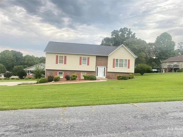 3373 Wren Cir, Lenoir, NC 28645