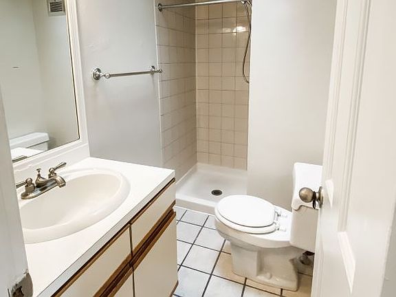 Unit 3R $1195 studio October move in