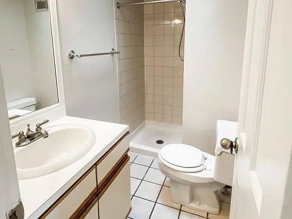 Unit 3R $1195 studio October move in