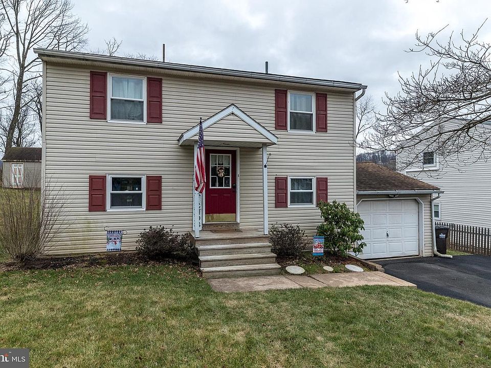 1st image of 10 Elaine Dr