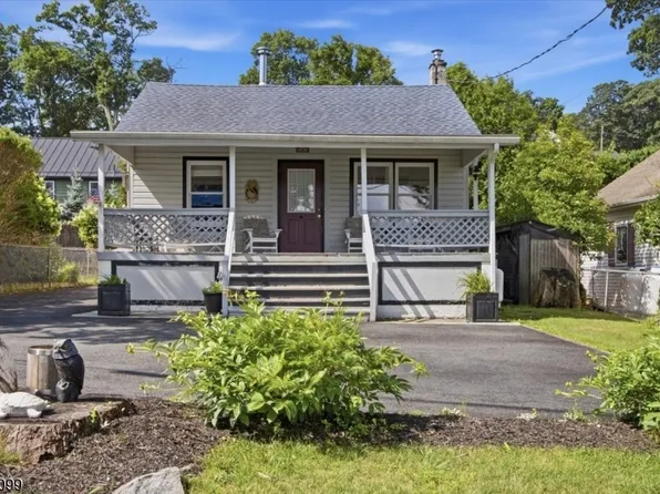 110 Maxim Dr, Hopatcong Boro, NJ 07843