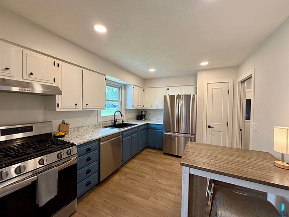 5th image of 209 E Barck Ave