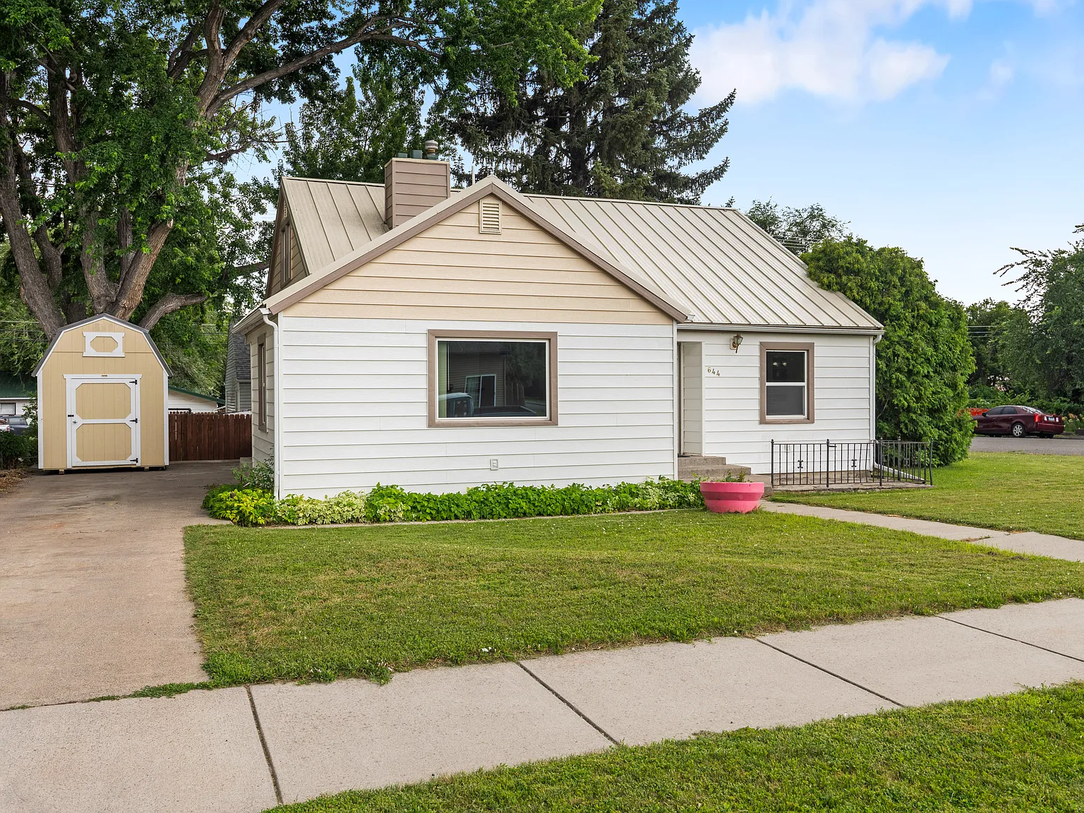 4 bed, 1.5 bath, 2261 sqft, $2,300 — Photo 3