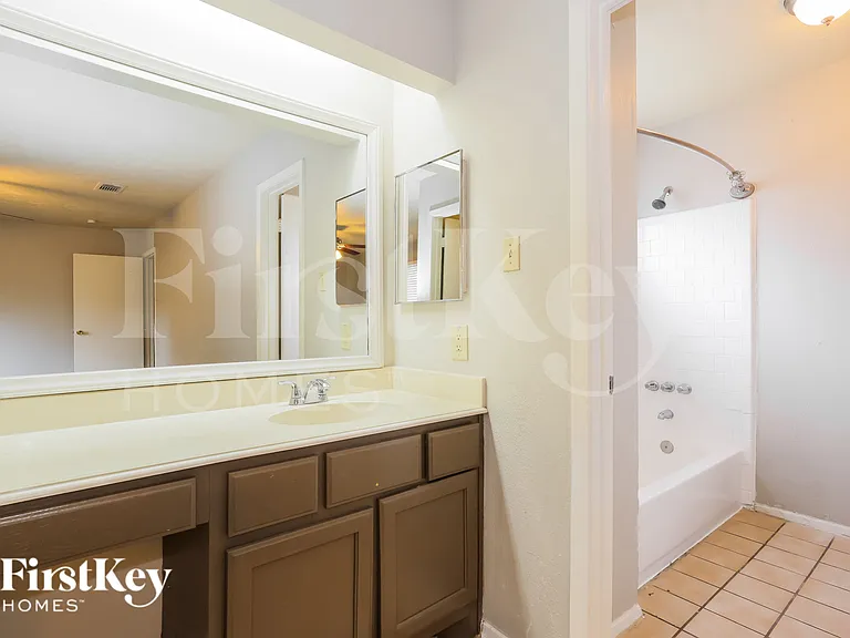 2118 Knollbrook Ln — Photo 14